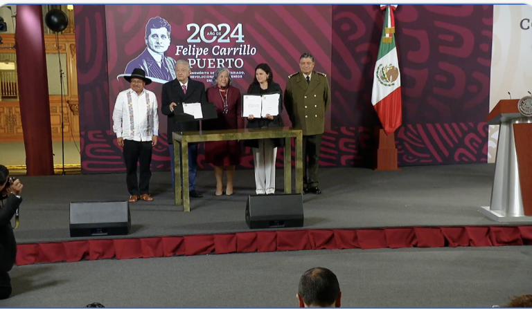 AMLO firma reformas constitucionales en su última conferencia 'mañanera'